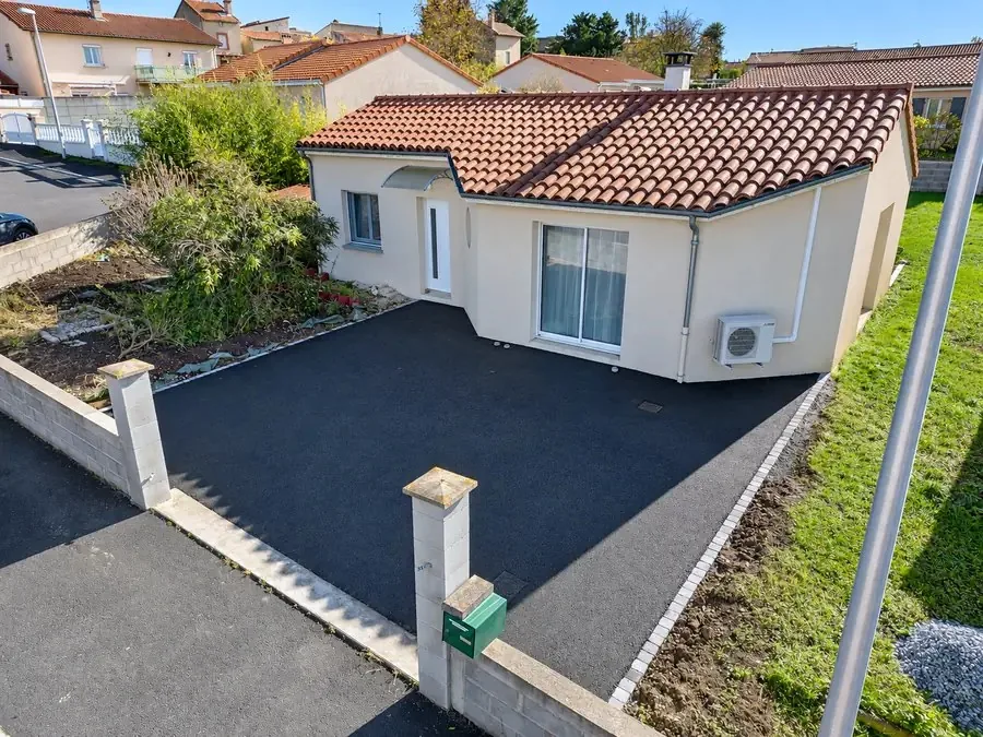 Allée en enrobé devant une maison près de Pont-du-Château