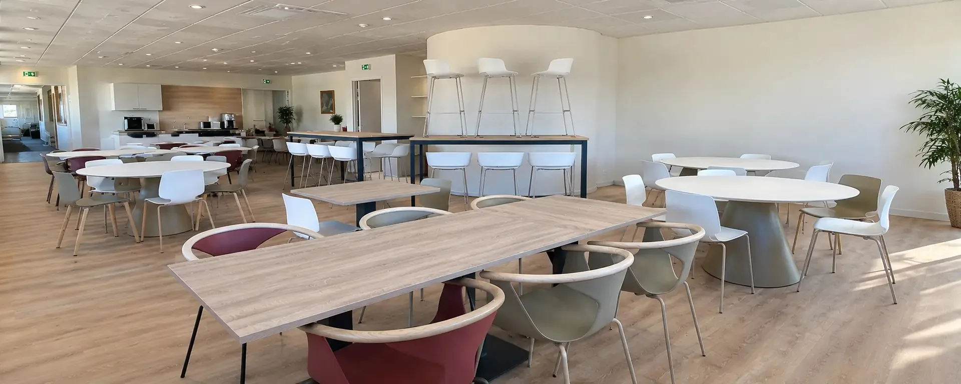Salle de réfectoire aménagée par MD Bâtiment près de Clermont-Ferrand