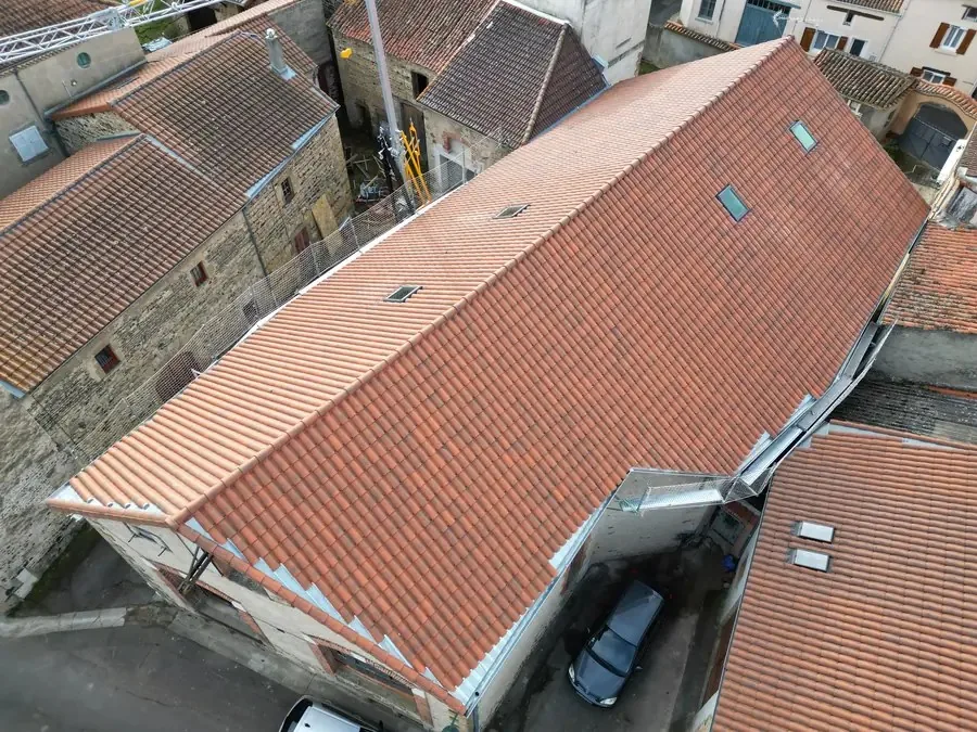 Vue aérienne d’une toiture en tuiles sur charpente rénovée