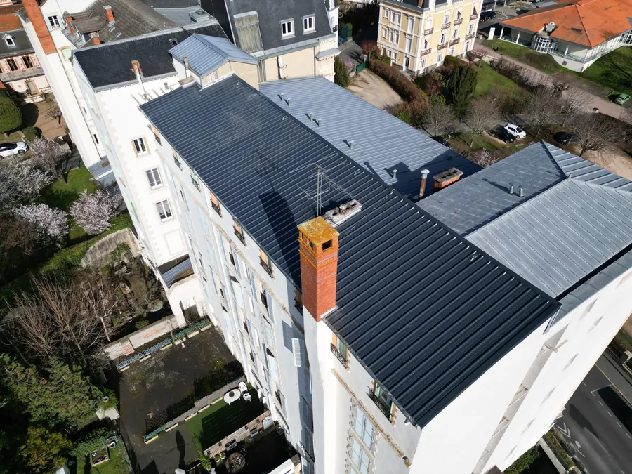 Vue aérienne d’un immeuble couvert de bac acier gris