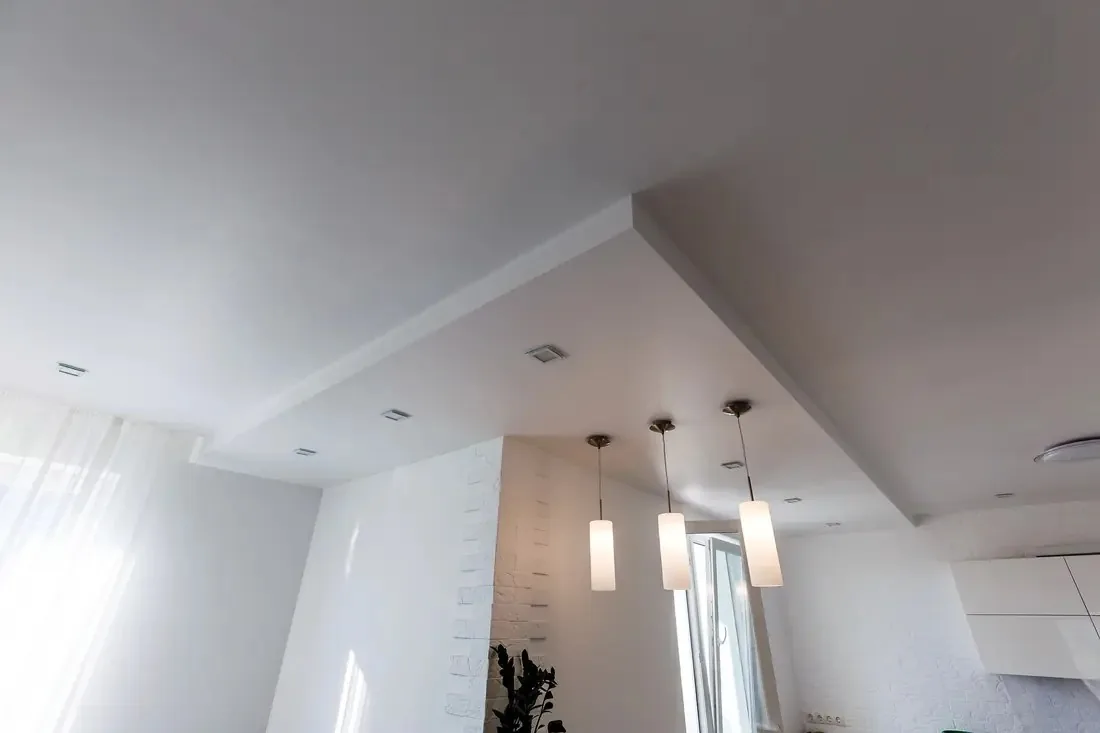 Faux plafond avec éclairages intégrés et suspensions installés par MD Bâtiment
