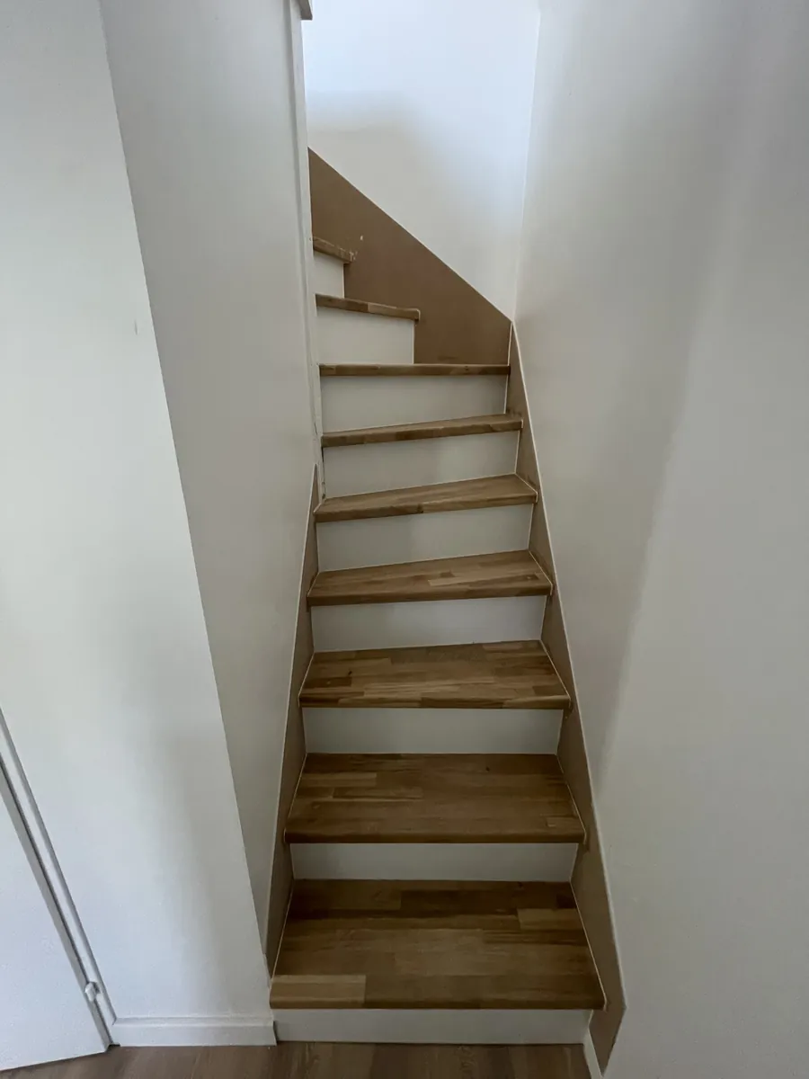 Escalier en chêne à contremarches blanches