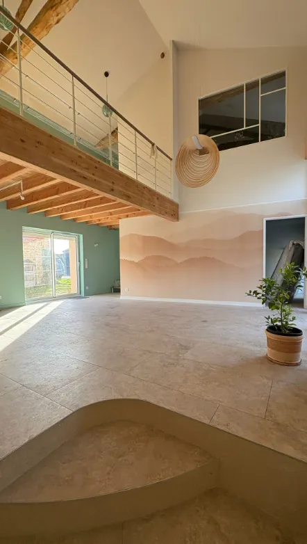 Intérieur d’une grange rénovée avec mezzanine