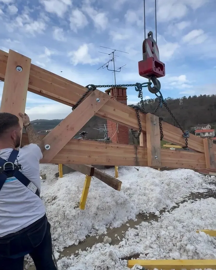 Levage à la grue d’une ferme de charpente au-dessus d’un toit