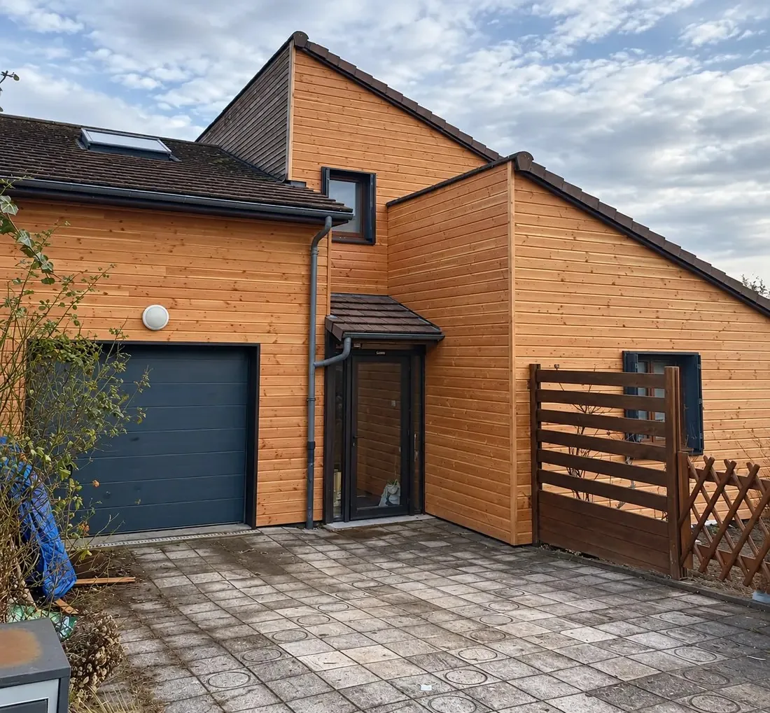 Maison avec garage et bardage bois construite près de Clermont-Ferrand