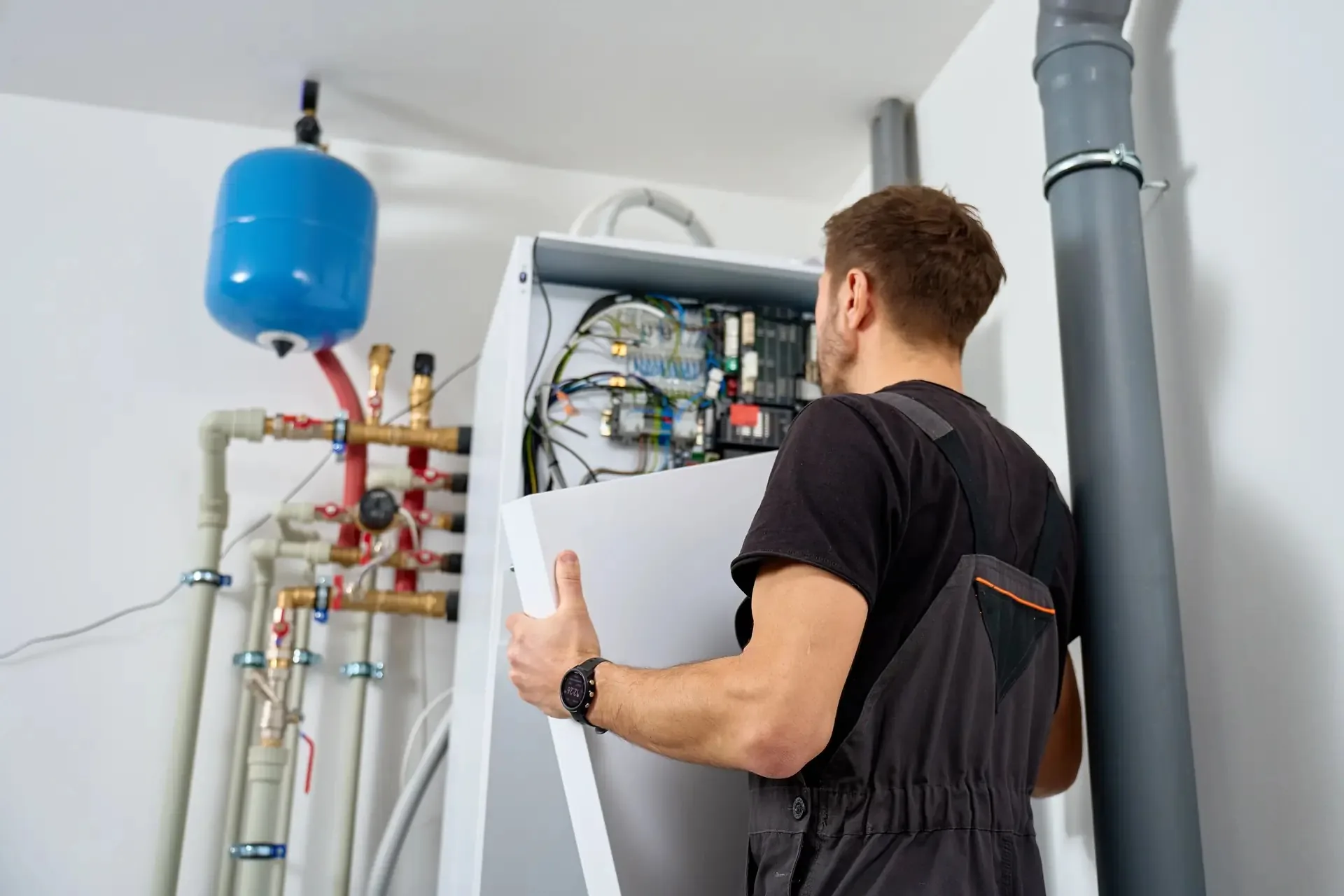 Plombier de MD Bâtiment installant un équipement de chauffage et ses réseaux