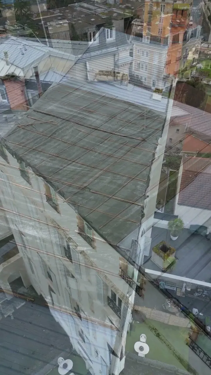 Chantier de couverture en bac acier sur un immeuble, vue de drone
