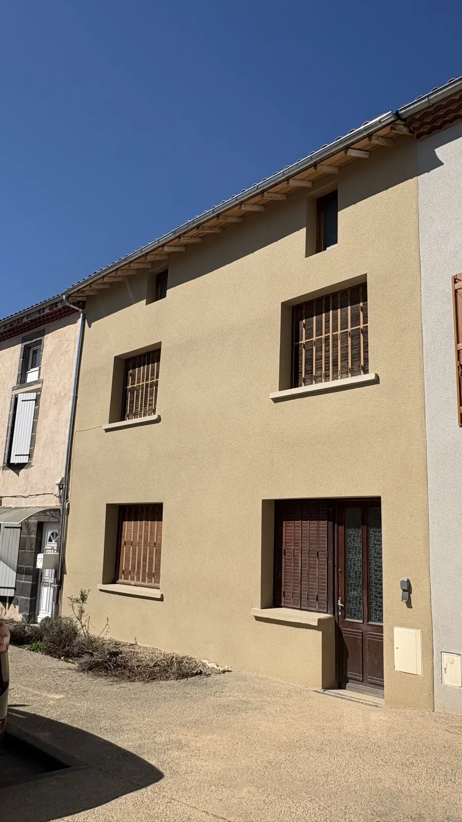 Façade de maison de ville enduite en beige après ravalement