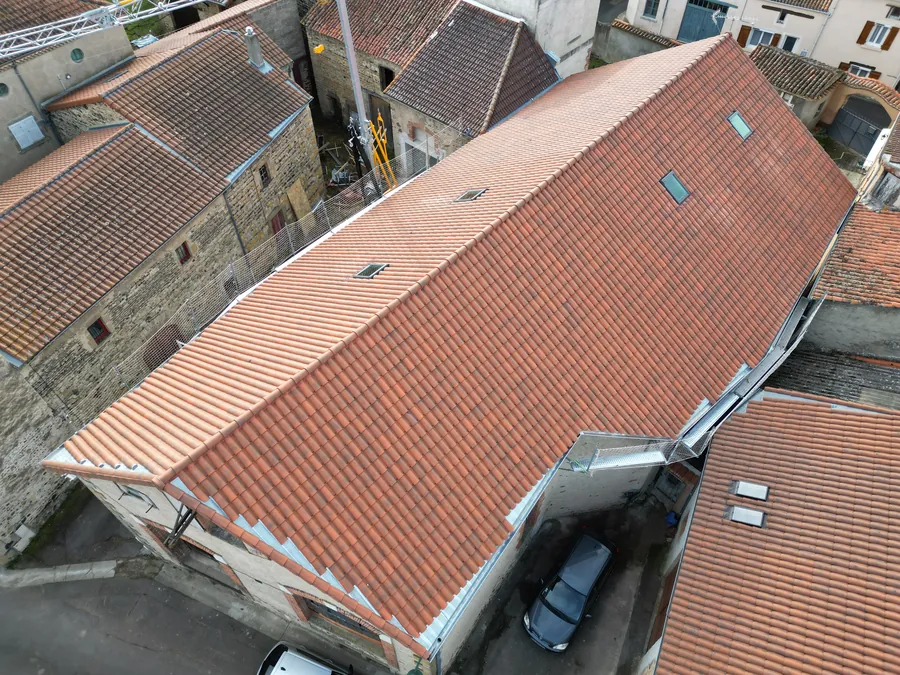 Vue aérienne d’une toiture en tuiles rénovée