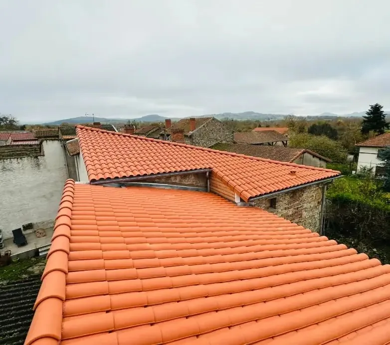 Toiture en tuiles rénovée par un couvreur près de Clermont-Ferrand